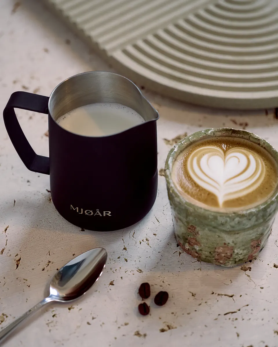 LUN in Onyx next to a cappuccino